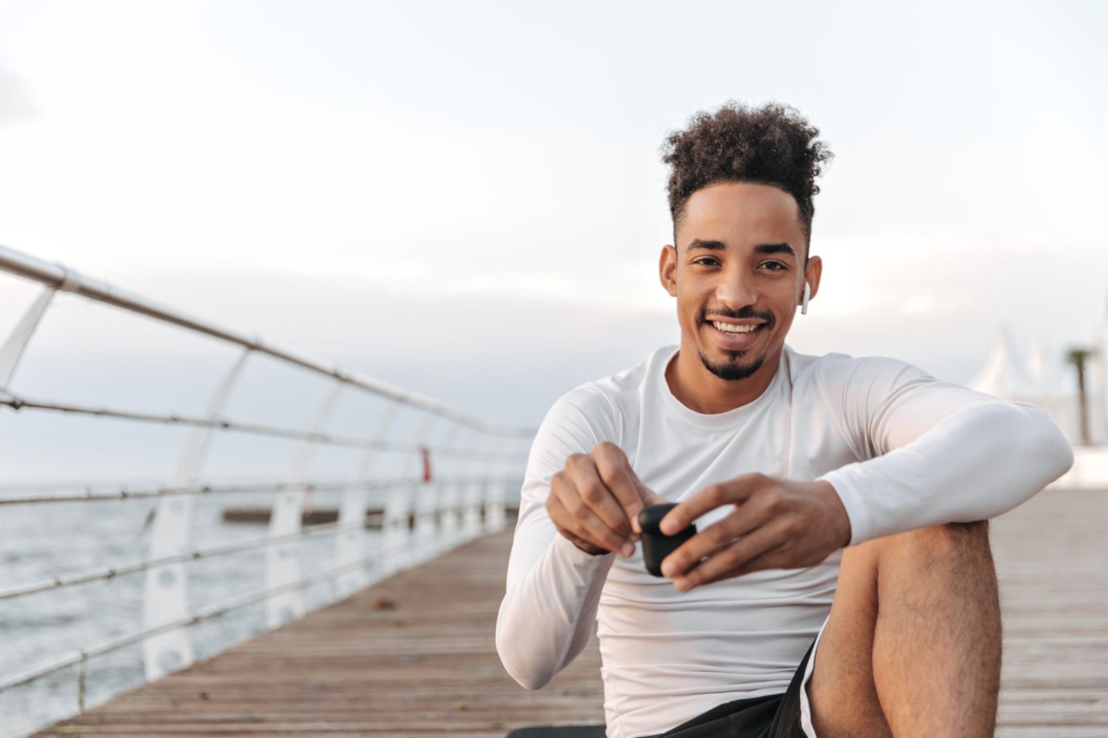 Persona sonriendo al aire libre, viviendo su día a día